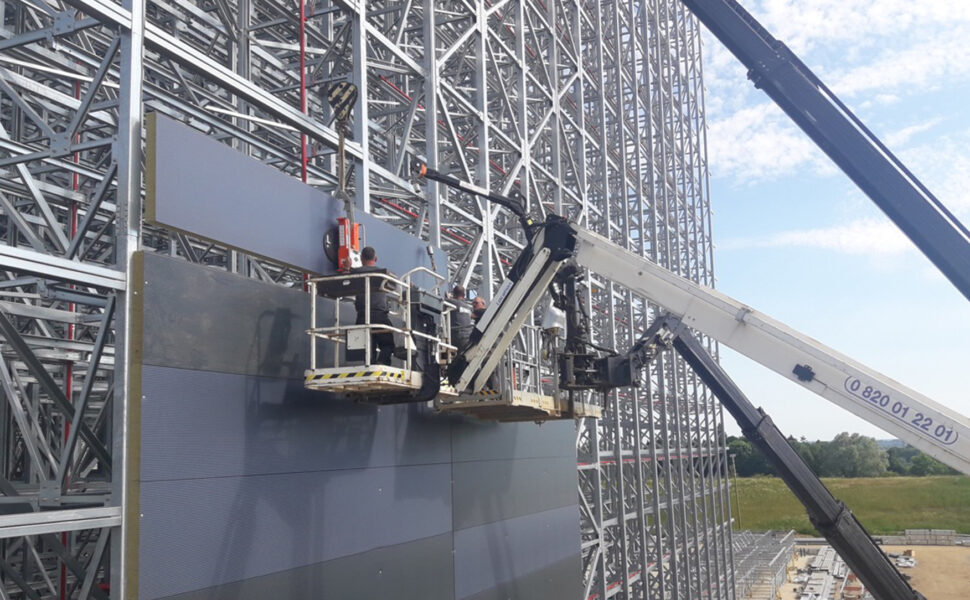 Hommes dans une grue chantier sca normande