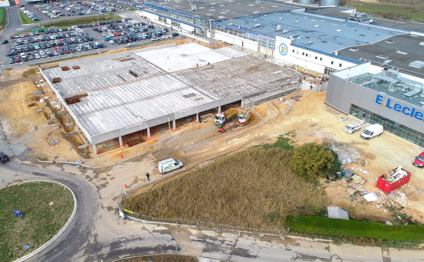 Vue aérienne d'un HYPERMARCHE E.LECLERC en construction