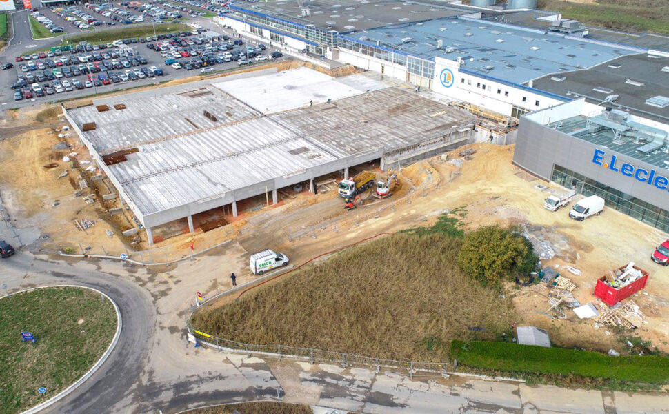 Vue aérienne d'un HYPERMARCHE E.LECLERC en construction